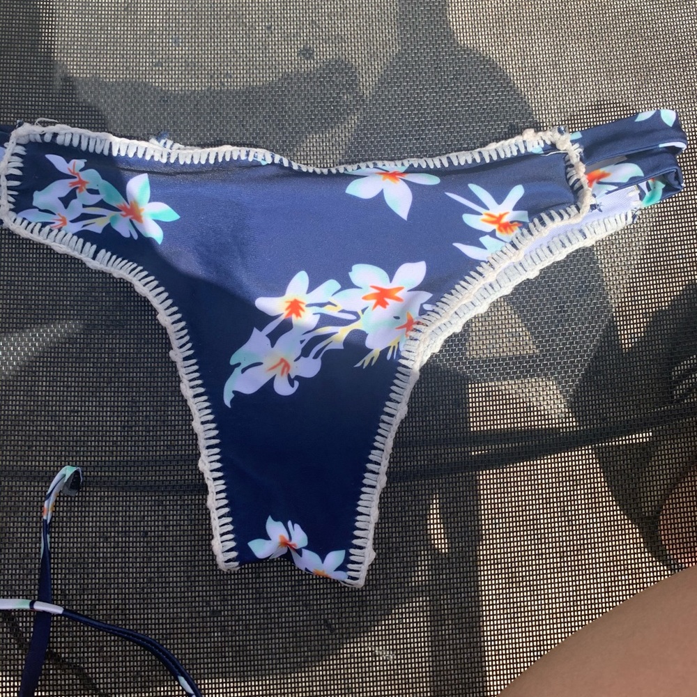 bikini - Picture 2 of 2